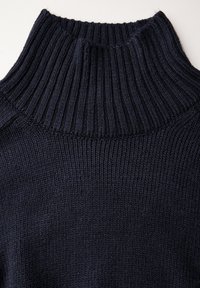 Marineblauer, gerippter Strickrollkragenpullover mit hohem Kragen, strukturierten Finish und eng gewebtem Muster aus weichem Material.