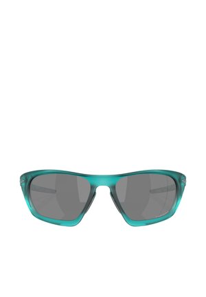 Occhiali da sole di plastica turchese con design avvolgente, lenti grigie scure e finitura lucida. Presentano piccoli dettagli sulla montatura.