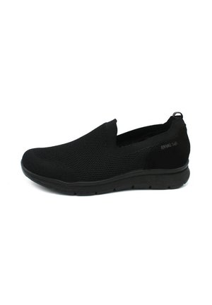 Sneaker nero slip-on con tomaia in tessuto mesh, suola imbottita e linguetta posteriore, progettata per comfort casual e facilità di utilizzo.