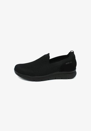 Sneaker nero slip-on con tomaia in tessuto mesh, suola imbottita e linguetta posteriore, progettata per comfort casual e facilità di utilizzo.