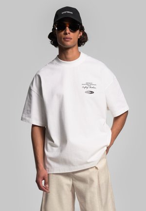 WRSTBHVR STUDIO V11 - T-shirt con stampa - bright white