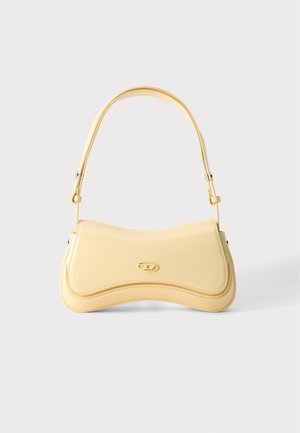 Sac à main en cuir jaune clair avec bord inférieur incurvé, bandoulière courte réglable et petite fermeture dorée sur le rabat avant.