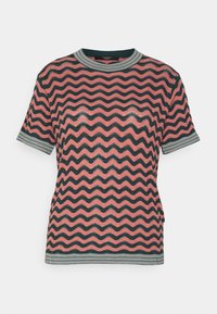 Kortærmet sweater i koral og marineblå med et bølge mønster, der har en ribbet hals og manchetter i kontrastfarver. Struktureret strikmateriale.