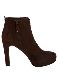 Botín de ante marrón con tacón alto, cierre de cordones en la parte delantera, cremallera lateral y costuras decorativas a lo largo de los bordes. Suela con plataforma que añade altura.