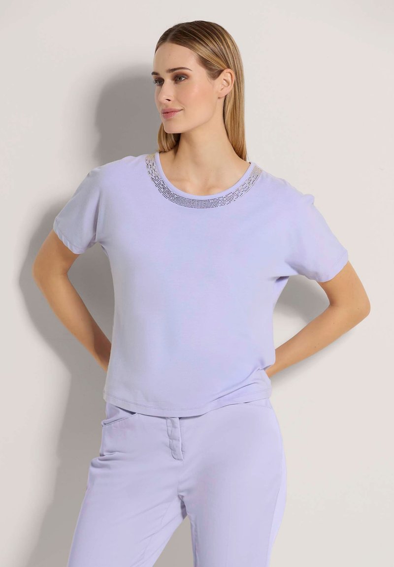 Lila korte mouwen top met een ronde hals en decoratieve kralenaccenten rondom de halslijn. Zacht, soepel materiaal met een ontspannen pasvorm.