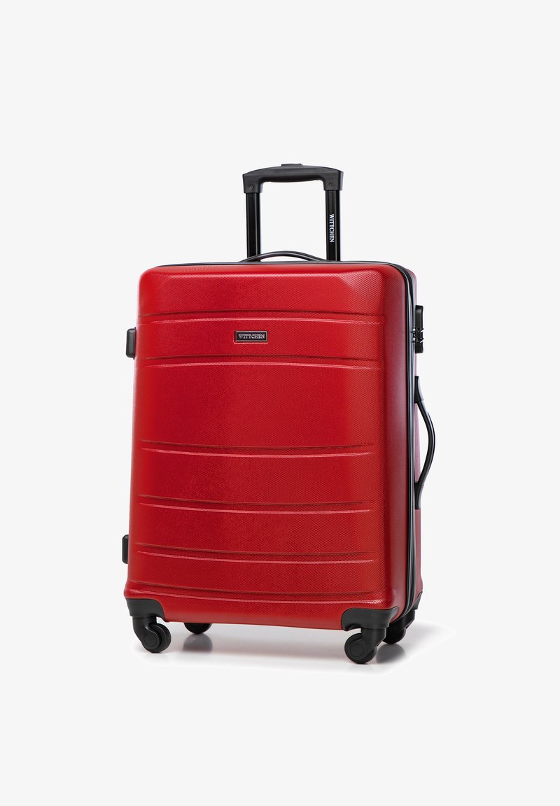 Valigia rigida rossa con superficie testurizzata, scanalature orizzontali, manico retrattile e quattro ruote per la mobilità. Accentazioni nere e logo.