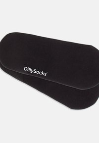 Calcetines negros de tela de punto, con forma redondeada y textura suave. El nombre de la marca "DillySocks" está impreso en blanco.