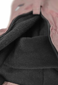 Rosa Reißverschlußtasche mit einem weichen Innenfutter aus schwarzem Fleece. Reißverschlussdetails sind entlang der oberen Kante sichtbar, um einen einfachen Zugriff zu ermöglichen.