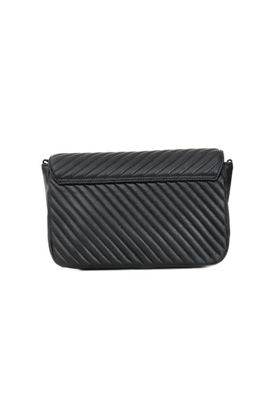 Borsa a tracolla nera imbottita con cuciture diagonali, forma rettangolare, texture liscia e chiusura con patta. Design leggero e compatto.