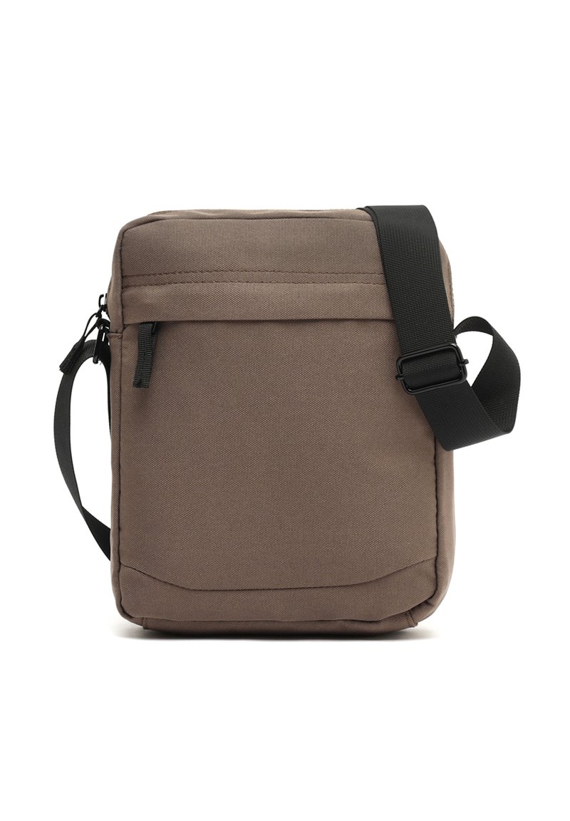 Borsa a tracolla in tessuto marrone con forma rettangolare piatta, cinturino nero regolabile, tasca frontale con zip e design minimalista.
