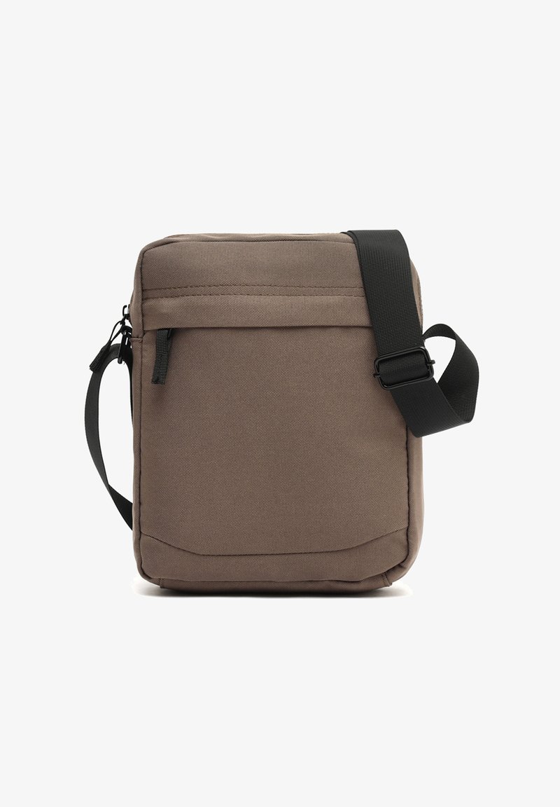 Hnědá messenger taška z látky s plochým obdélníkovým tvarem, nastavitelným černým popruhem, přední kapsou na zip a minimalistickým designem.