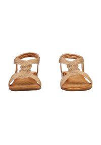 Vævede guldfarvede sandaler med krydsende remme, åben tådesign og flade såler med tekstureret indersål for bedre greb.
