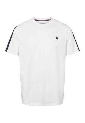 Bijela pamučna majica s mornarsko plavim detaljima na rukavima i malim crnim logom na prsima. Klasičan okrugli izrez, kratki rukavi.