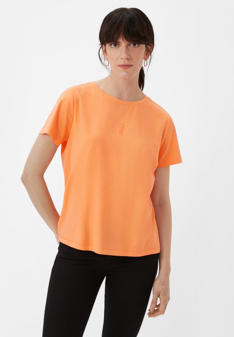 Oranges Kurzarm-T-Shirt aus weichem Material mit Rundhalsausschnitt, das einen dezenten Logo-Druck auf der Brust und einen lockeren Schnitt hat.