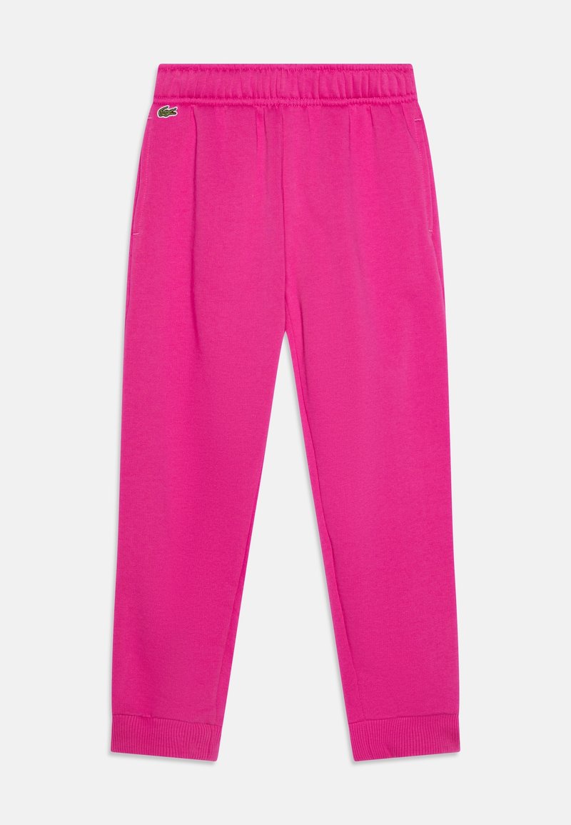 Helle pinke Sweatpants mit elastischem Bund, seitlichen Taschen und gerippten Bündchen, versehen mit einem kleinen grünen Krokodil-Logo auf der linken Hüfte.