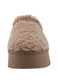 Bruine instap schoenen met een fluffy textiel bovenwerk, ronde teen en een dikke plateauzool. Eenvoudig ontwerp met gestikte accenten.