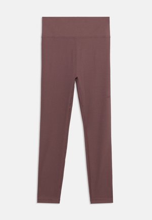 Hooggerijde, lange mauve legging met een gladde afwerking en subtiele zijnaaddetails, plat liggend op een witte achtergrond.
