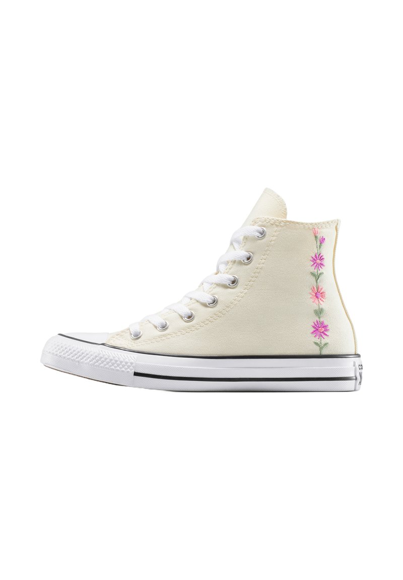 Sneakers alta in tela color crema con lacci bianchi. Presentano fiori ricamati rosa e viola lungo il lato. Suola nera in gomma.