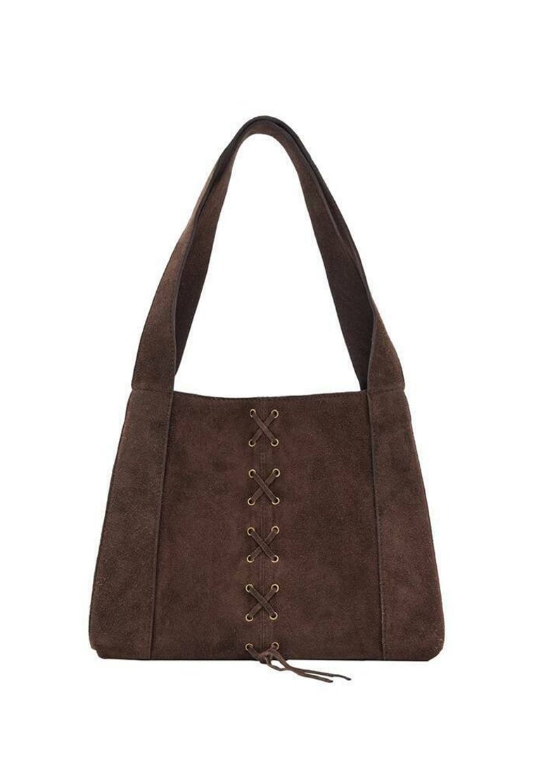 Brązowa torebka z zamszu o triangularnym kształcie, z detalami w formie sznurków z przodu i szerokimi ramiączkami. Miękka tekstura, rustykalny design.