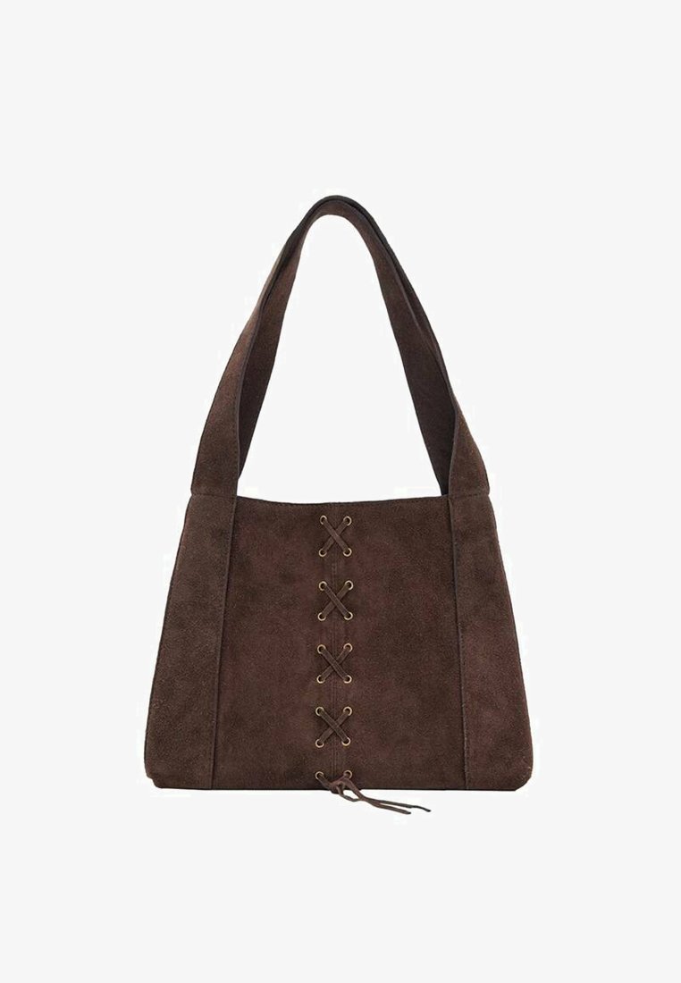 Sac à main en suede marron de forme triangulaire, avec des détails en lacets à l'avant et de larges bandoulières. Texture douce, design rustique.