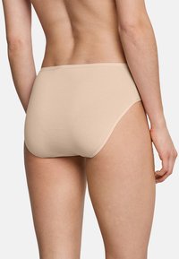 Beige hooggezette katoenen slips met een gladde textuur en elastische tailleband, van de achterkant weergegeven met een naadloos ontwerp.