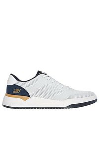 Zapatilla deportiva de malla blanca con acentos en azul marino y dorado. Cuenta con una punta redondeada, cierre de cordones y suela texturizada para agarre. Diseño ligero.