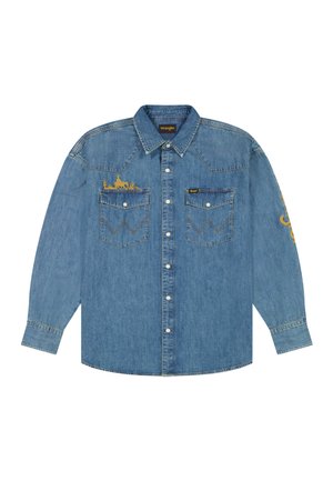 Μπλε πουκάμισο από τζιν με μακριά μανίκια, κλείσιμο με κουμπιά εμπρός, δύο τσέπες στο στήθος με κλείσιμο με κουμπιά snap, κίτρινο κεντητό σχέδιο καουμπόη και κάκτου πάνω από την αριστερή τσέπη.