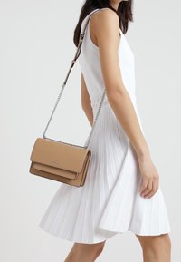 DKNY Axelremsväska - nude