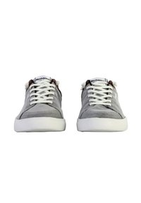 Sneakers in suede grigio con lacci bianchi, suola piatta in gomma bianca, linguetta con marchio e dettagli in marrone a contrasto vicino al tallone.