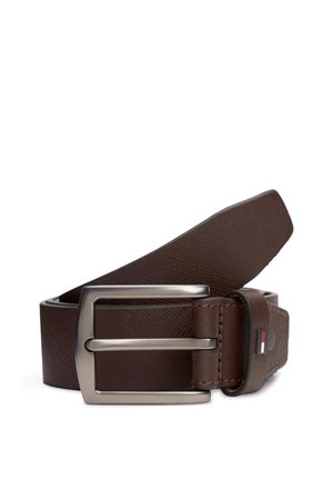 Ceinture en cuir marron texturé avec boucle métallique rectangulaire argentée et petit détail de drapeau rouge, blanc et bleu sur la boucle.