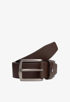 Ceinture en cuir marron texturé avec boucle métallique rectangulaire argentée et petit détail de drapeau rouge, blanc et bleu sur la boucle.