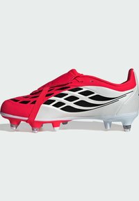 Punavalkoinen jalkapallokengän tyylikäs muotoilu, jossa on musta kuvio ja teksturoitu päällinen. Kirkkaat muovisten nasta parantavat otetta kentällä.