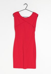 Robe rouge sans manches avec un col rond et des détails drapés sur le corsage. Fabriquée en tissu lisse, longueur genou avec une coupe ajustée.