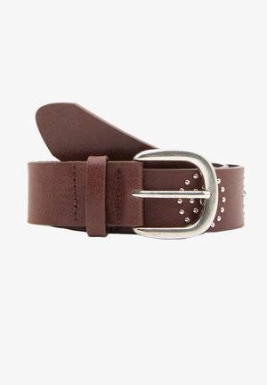 Brun læderbælte med en sølvfarvet metalspænde, prydet med en pebble-struktur og dekorative nitter langs den ene side.