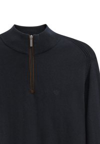 Dunkelblauer Strickpullover mit geripptem Stehkragen und einem Reißverschluss, der bis zur Hälfte der Brust reicht, mit dezentem gesticktem Logo.