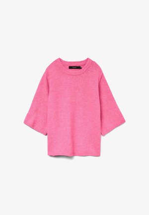 Lyserød strikket sweater med rund halsudskæring og korte ærmer. Har ribstrikkede manchetter og kant, lavet af blødt, tekstureret stof.