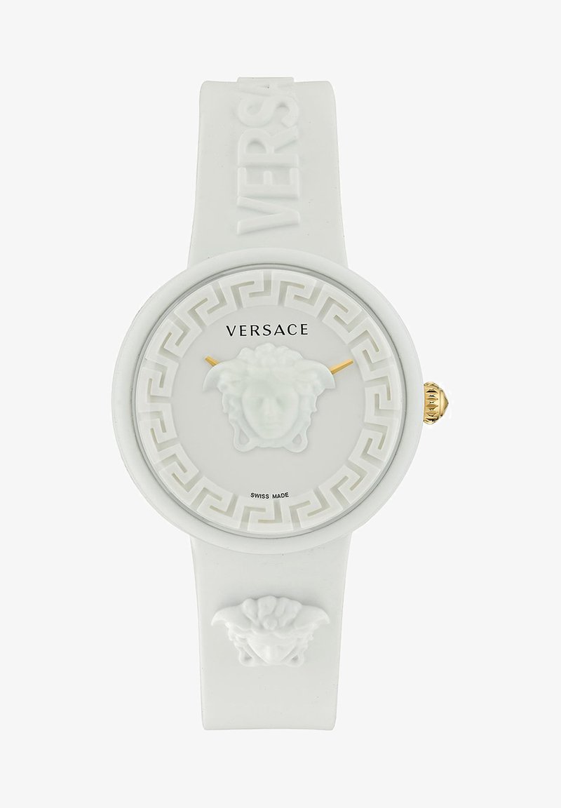 Relógio de silicone branco com padrão em relevo de chave grega, apresentando uma cabeça de Medusa central, acentos dourados e o texto "SWISS MADE". Marca Versace.