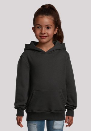 Dunkelgrauer Pullover-Hoodie mit einer Fronttasche, verstellbarem Zugband-Haube und gerippten Bündchen; getragen über hellen Denim-Jeans.