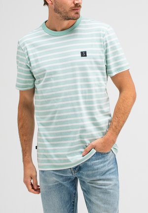 Mintgrünes gestreiftes T-Shirt mit kurzen Ärmeln und rundem Ausschnitt. Verfügt über ein kleines, dunkles quadratisches Logopatch auf der Brust.