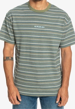 Grønstribet T-shirt med blå og hvide striber, featuring en rund halsudskæring og et lille Quiksilver-logo broderet på brystet.