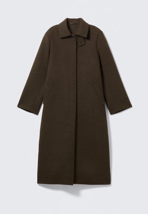 Long manteau marron au toucher doux, avec un col structuré, des poches latérales et une fermeture à un bouton. Design minimaliste avec une silhouette droite.