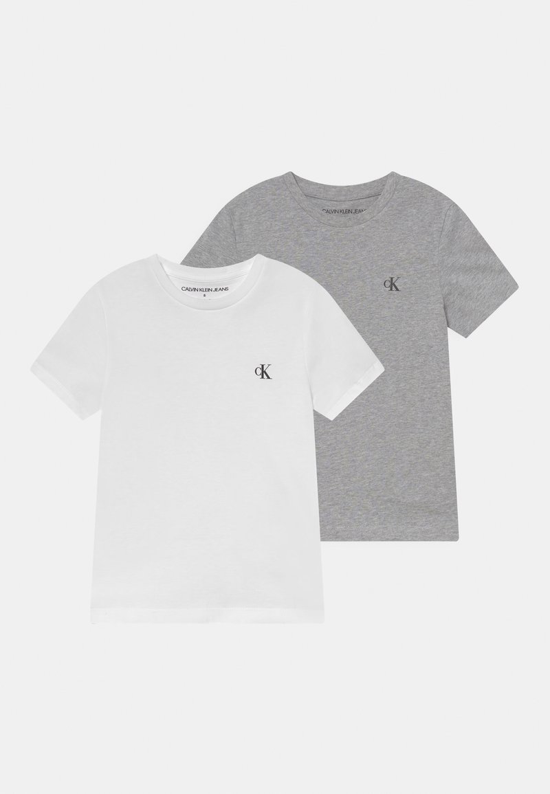 Duass camisetas de manga curta: uma branca e uma cinza. Cada uma possui um pequeno logotipo preto "ck" no lado esquerdo do peito e um decote redondo.