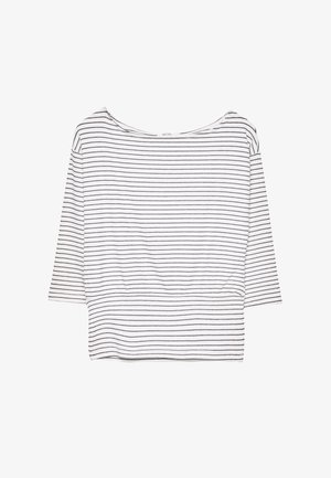 Top bianco con strisce orizzontali nere. Presenta un ampio scollo e maniche a tre quarti. Tessuto morbido e leggero con una vestibilità rilassata.