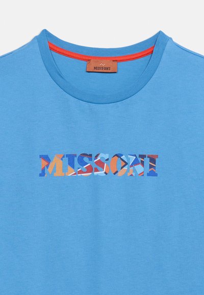 Μπλε μπλουζάκι με στρογγυλή λαιμόκοψη, με πολύχρωμο σχεδιαστικό κείμενο "MISSONI" στο μπροστινό μέρος και πορτοκαλί λεπτομέρεια στο εσωτερικό της λαιμόκοψης.