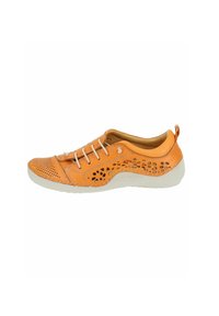 Oranje leren schoen met perforaties en uitgesneden patronen, voorzien van beige veters, een gevoerde binnenzool en een witte rubberen zool.