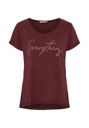 Bordeaux kortærmet t-shirt med V-hals, prydet med guldnitteret tekst, der står "Alt er muligt" på forsiden.