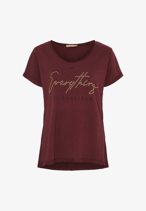 Bordeaux kortærmet t-shirt med V-hals, prydet med guldnitteret tekst, der står "Alt er muligt" på forsiden.