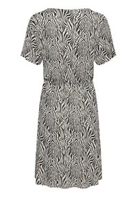 Robe longueur genou à manches courtes avec imprimé zèbre noir et blanc, taille cintrée et encolure ronde.