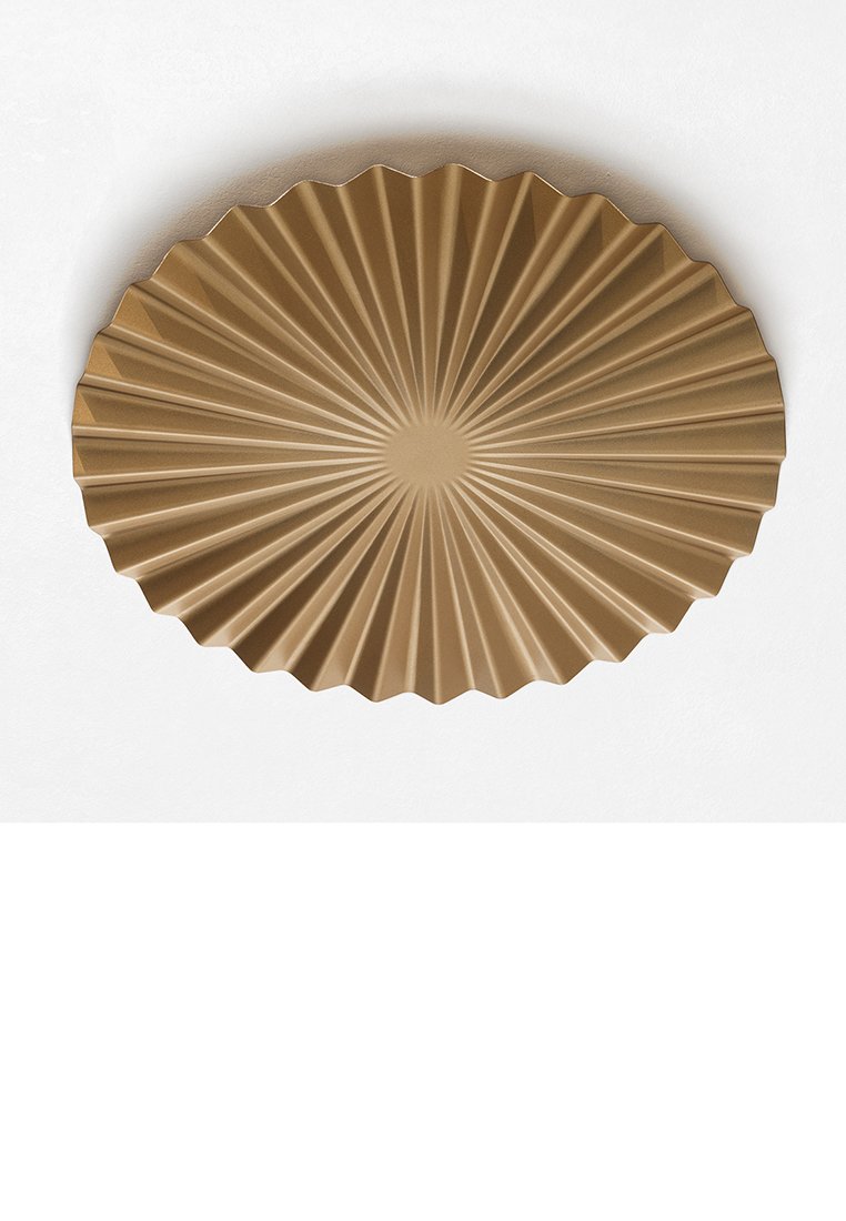 Runder, gerippter Teller in matter Goldoberfläche, mit einem Sonnenstrahl-Design, geflammten Rändern und einem zentralen kreisförmigen Bereich.