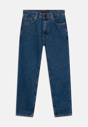 Jeans de mezclilla azul oscuro con corte recto, cinco bolsillos y cierre de botón. Presenta costuras visibles y una etiqueta de marca en la cintura.